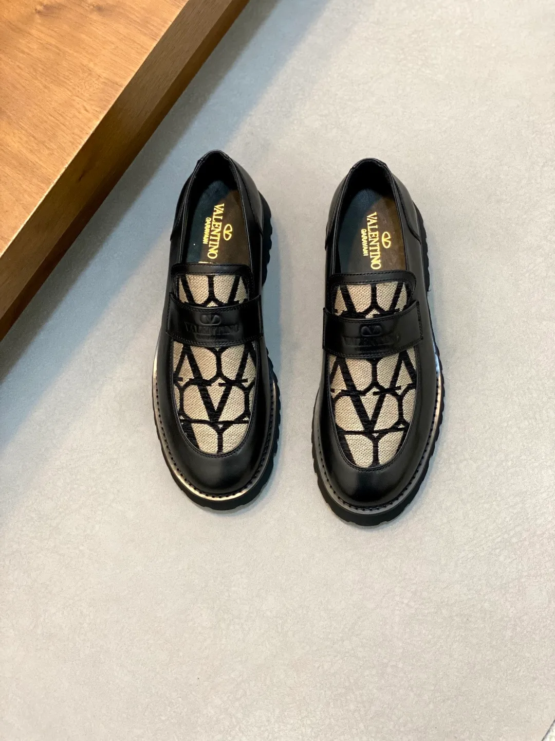 Men's shoes 💰740 VALENTINO Valentino's new men's fashionable casual leather shoes. These leather shoes are made of imported cowhide leather uppers, dyed calfskin lining and calfskin insoles. The upper foot is soft, comfortable and breathable. Comes with complete packaging in the original box! Visible details and quality. Size: 39-44 (customized at 38.45.46)